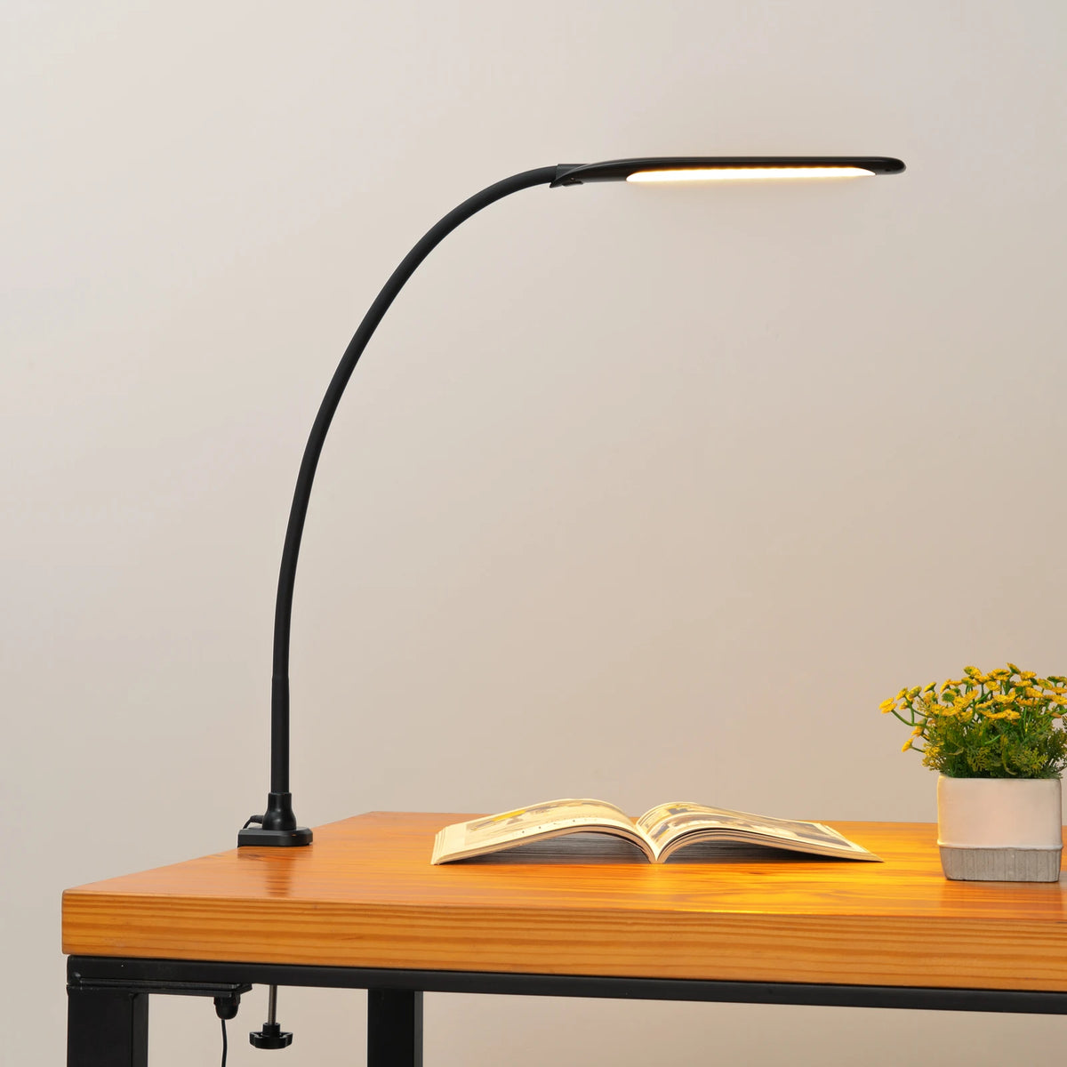 Lindby LED klambrilamp Nilay, kõrgus 70 cm, CCT, kodukontor